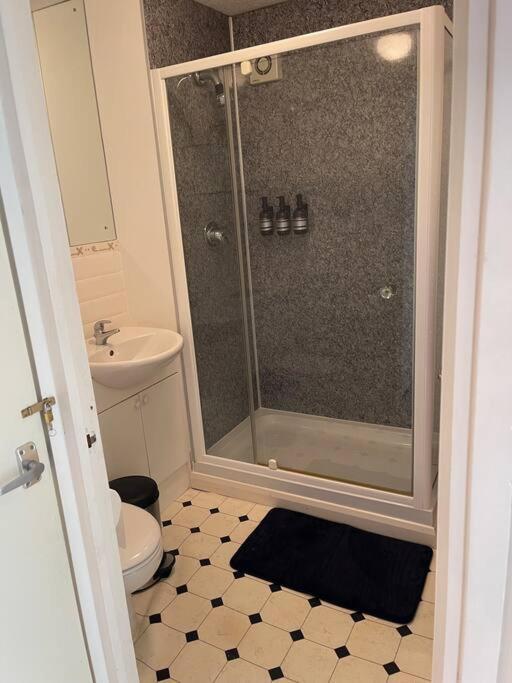 קינגס לין Centre Of Town House 3 Bedrooms Sleeps 5 And Infant Free Onsite Parking 2 Cars מראה חיצוני תמונה